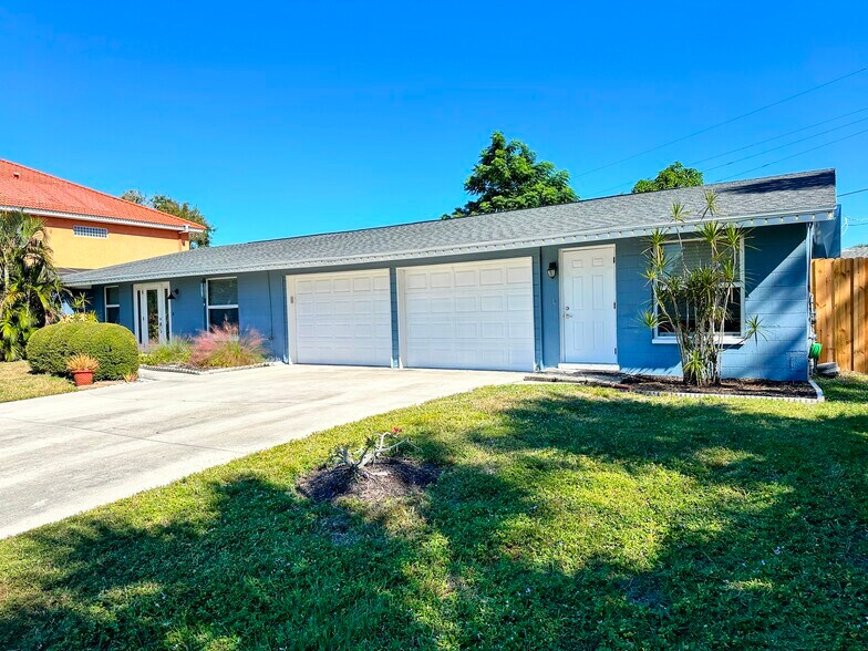 More Photos Of 2131 Montclair Dr, Sarasota Apartments For Sale