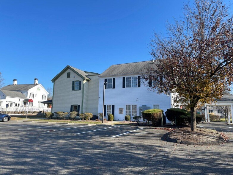 More Photos Of 828 Federal Rd, Brookfield Office For Lease