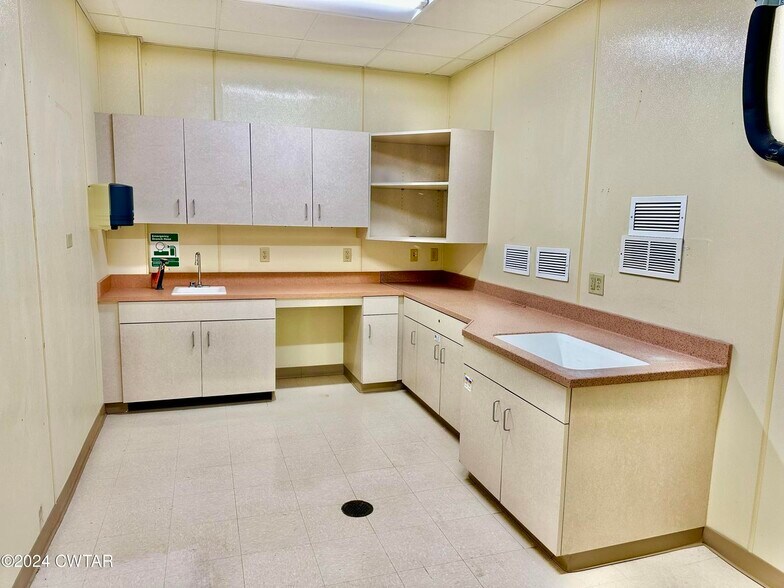 More Photos Of 2214 Osborne St, Humboldt Medical For Sale