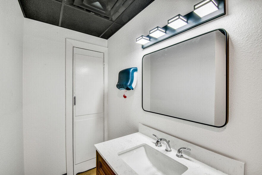 More Photos Of 3115 Sabine St, Forest Hill Warehouse For Sale