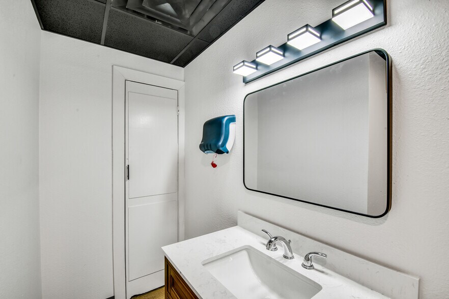 More Photos Of 3115 Sabine St, Forest Hill Warehouse For Sale