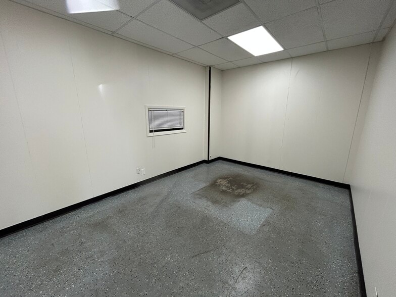 More Photos Of 1818 Sherwood Forest St, Houston Warehouse For Lease