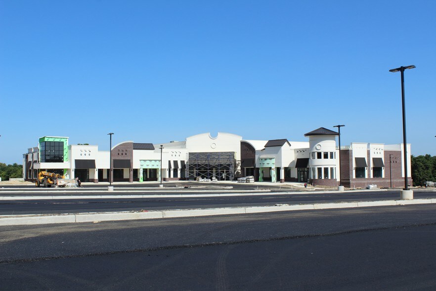 More Photos Of 10 America Ave, Lakewood Freestanding For Lease