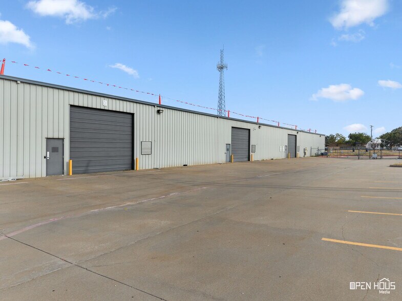 More Photos Of 2701 Southridge Dr, Wichita Falls Distribution For Lease