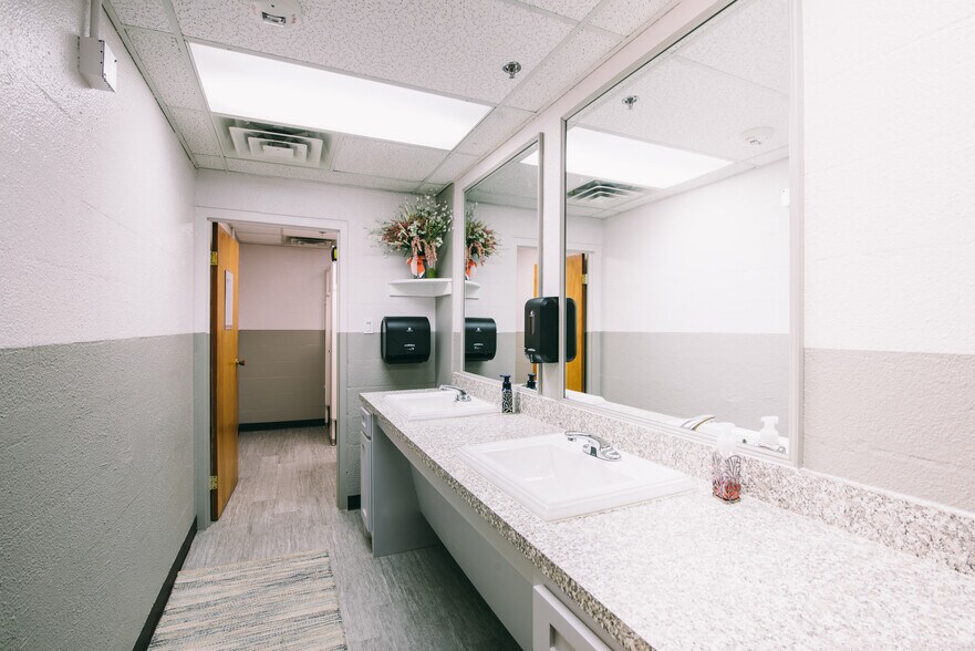 More Photos Of 401 Bolivar St, Denton Office For Sale