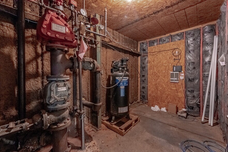 More Photos Of 4612 Richard Ave, Alexandria Warehouse For Lease