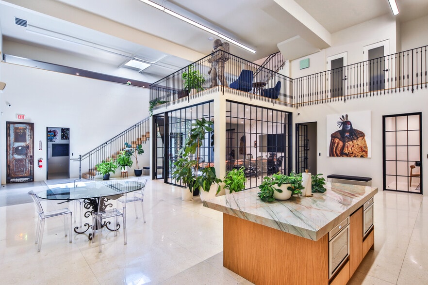 More Photos Of 7207 Melrose Ave, Los Angeles Storefront Retail Office For Lease