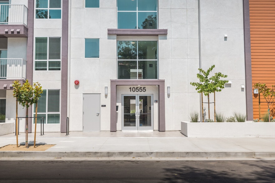 More Photos Of 10555 Bloomfield St, Toluca Lake Apartments For Sale