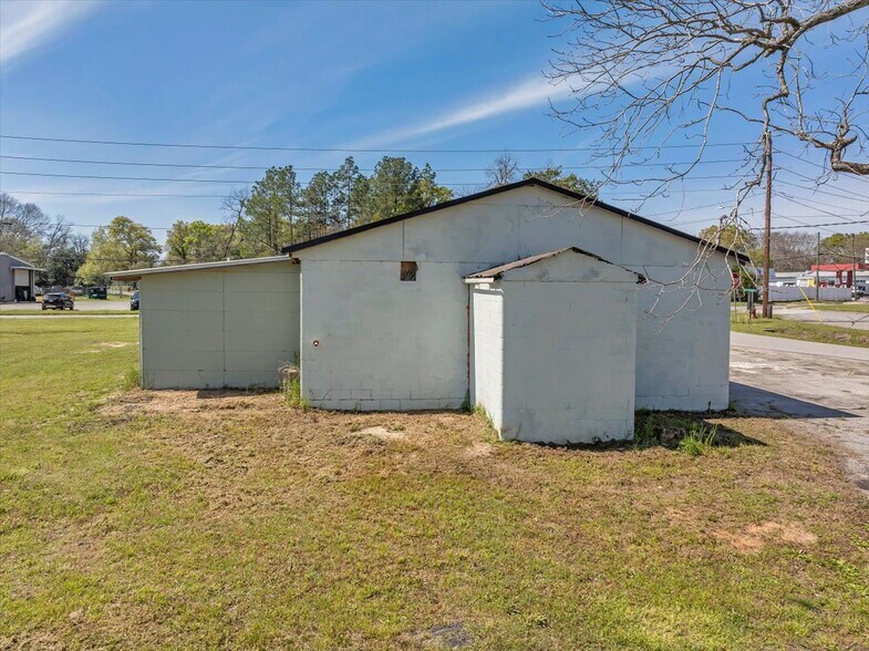 More Photos Of 131 S Jackson St, Hawkinsville Flex For Sale