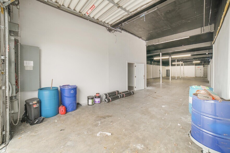 More Photos Of 450 W 28th St, Hialeah Warehouse For Lease