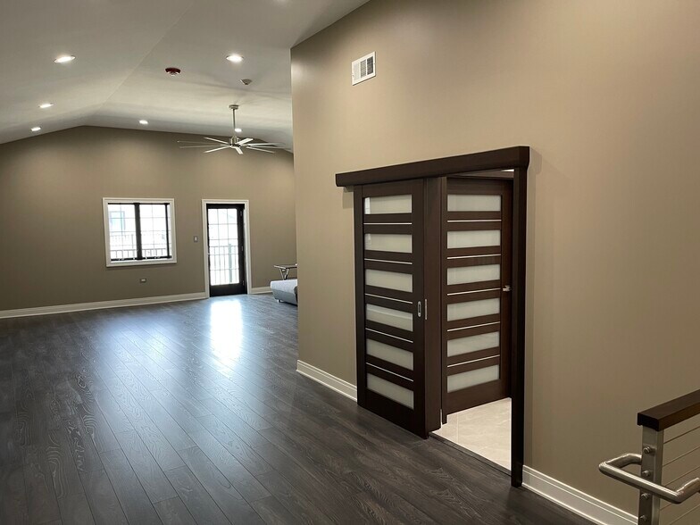 More Photos Of 2220 Ferry Rd, Naperville Showroom For Sale