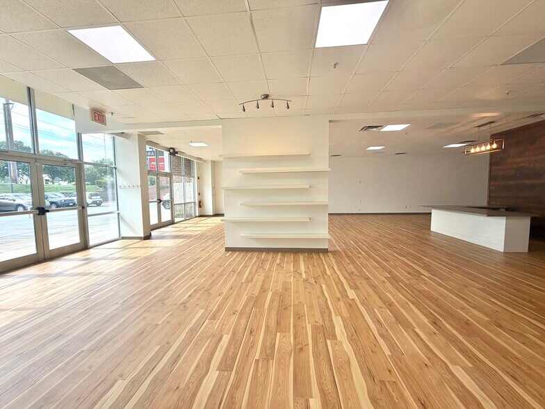 More Photos Of 1805 SE Delaware Ave, Ankeny General Retail For Lease