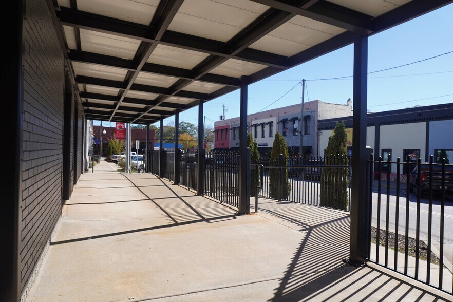 More Photos Of 34 Depot St, Hartwell General Retail For Lease