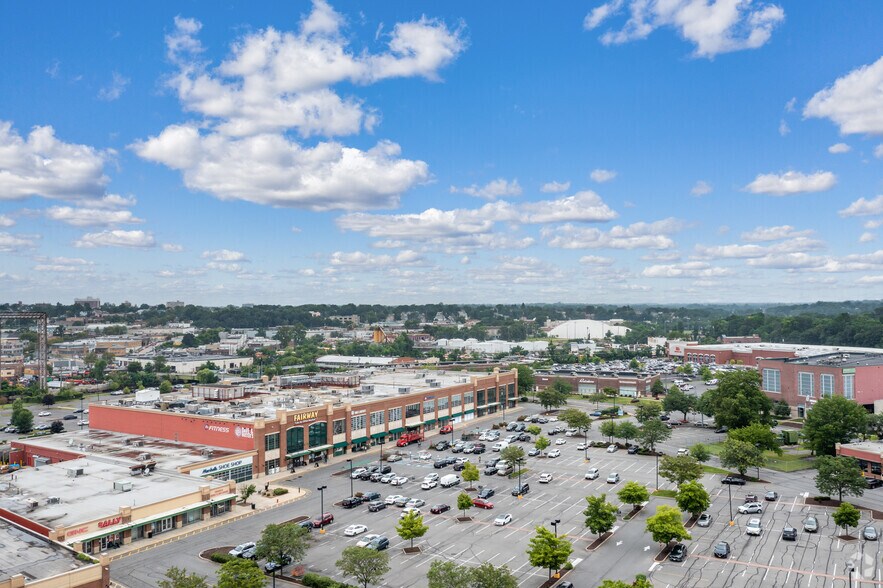 More Photos Of 845-875 Pelham Pky, Pelham General Retail For Lease