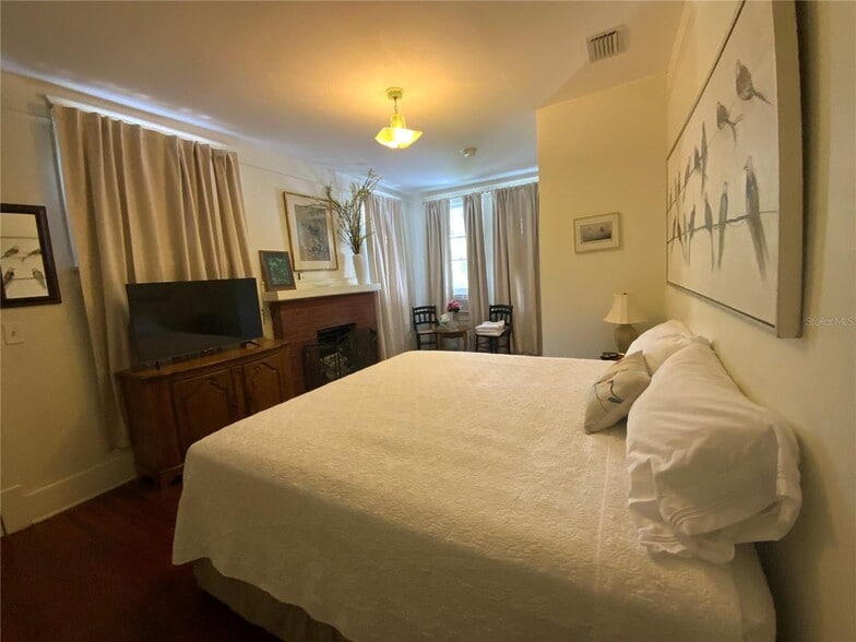 More Photos Of 606 E Oak St, Arcadia Hospitality For Sale