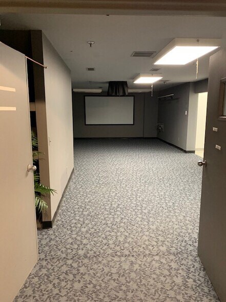 More Photos Of 6111-6117 Maxtown Rd, Westerville Warehouse For Lease