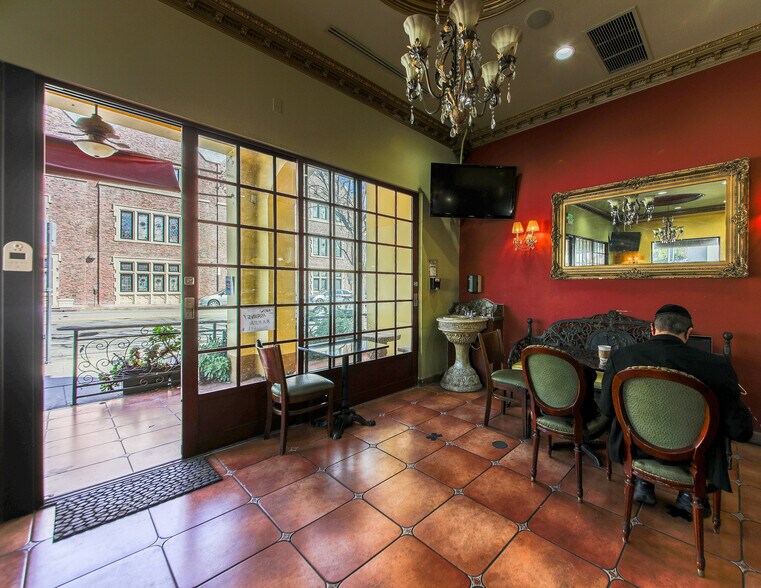 More Photos Of 9060 W Pico Blvd, Los Angeles Restaurant For Lease