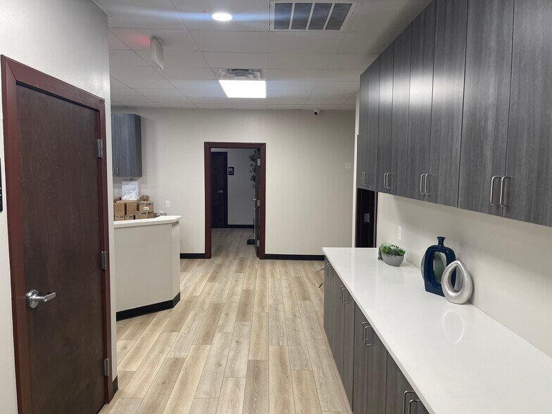 More Photos Of 1915 S Zapata Hwy, Laredo Storefront Retail Office For Lease