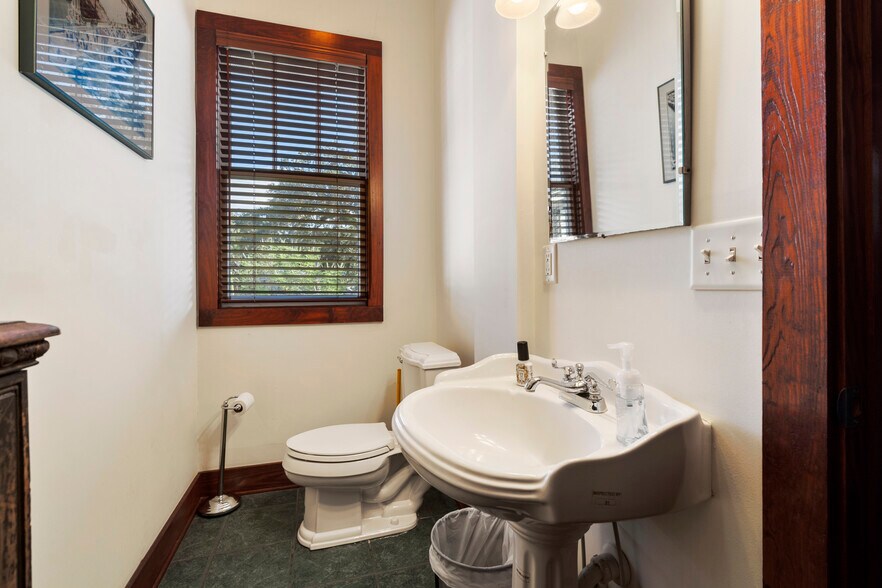 More Photos Of 19 Riberia St, Saint Augustine Office For Sale