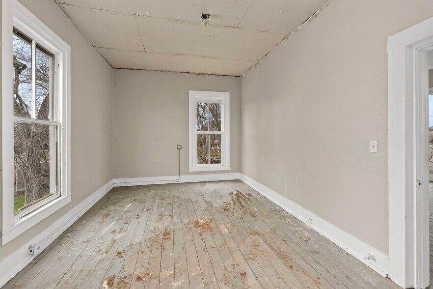 More Photos Of 901 N Saint Joseph St, Gonzales Office For Sale