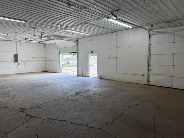 More Photos Of 18130-18134 NW Frontage Rd, Joliet Warehouse For Lease