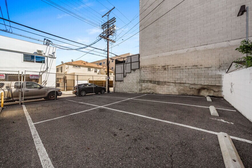 More Photos Of 1020-1024 S Robertson Blvd, Los Angeles Freestanding For Lease