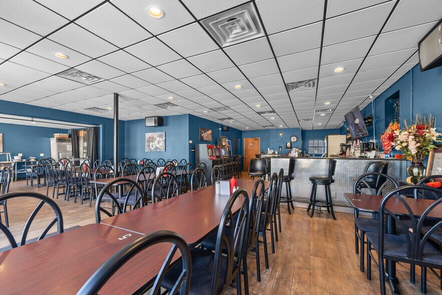 More Photos Of 25 W Tywappity St, Benton Restaurant For Sale