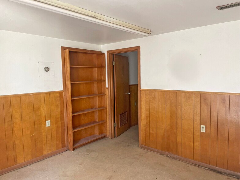 More Photos Of 504 SW 2nd St, Dimmitt Warehouse For Sale