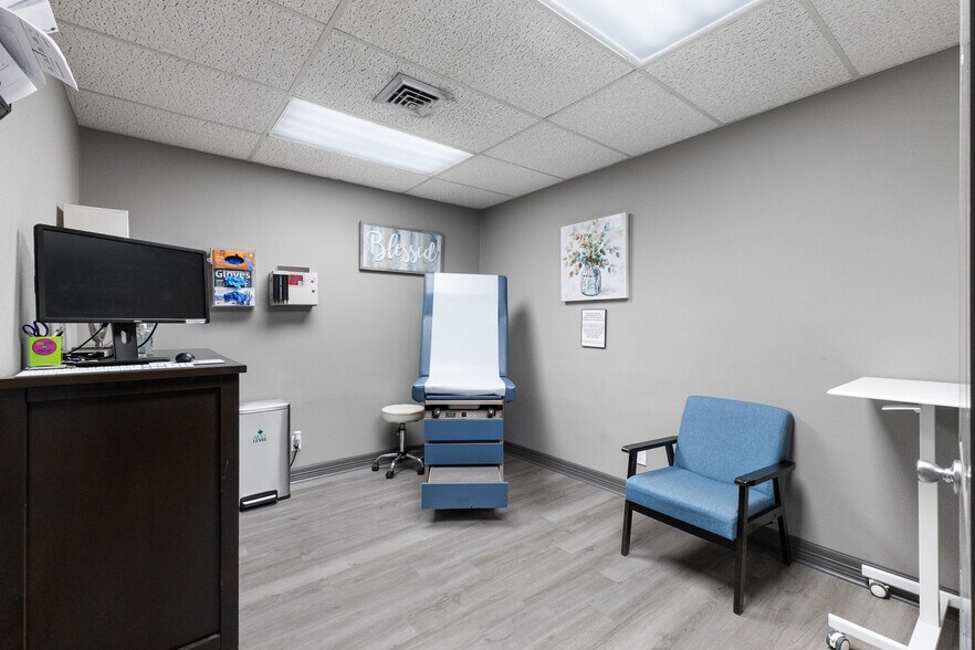 More Photos Of 604 S 77 Sunshine Strip, Harlingen Office For Sale