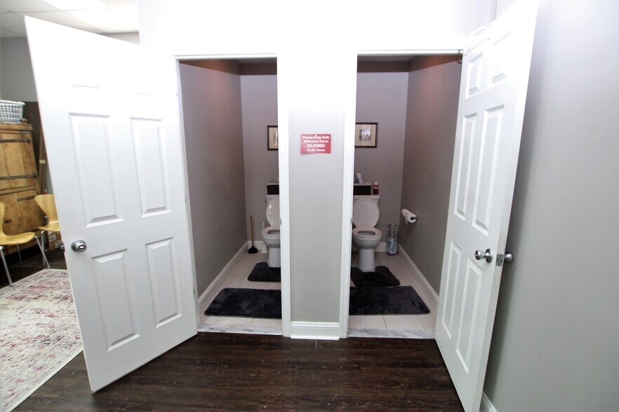 More Photos Of 2006 Chestnut St, Philadelphia Storefront Retail Office For Lease