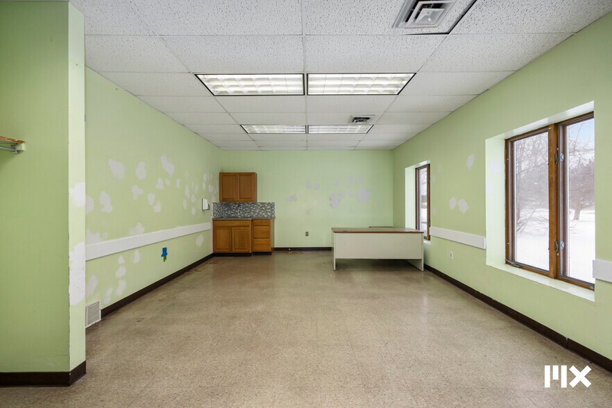 More Photos Of 21685 Northland Dr, Paris Distribution For Sale