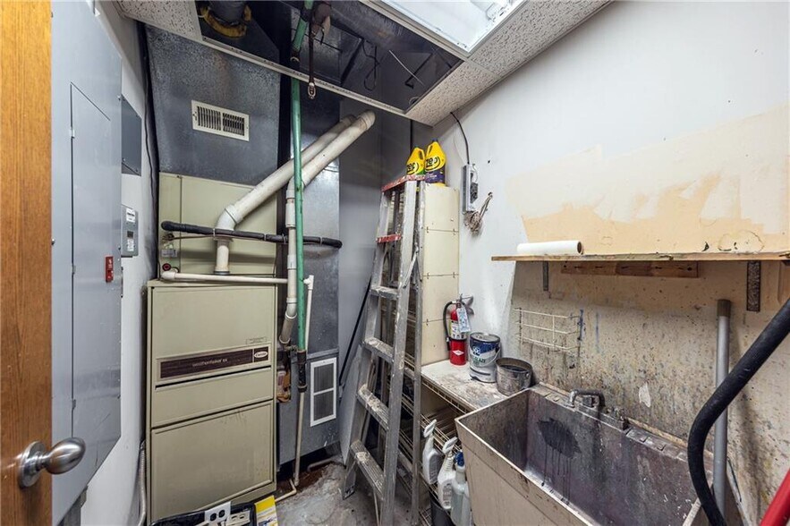 More Photos Of 2327 N Belt Hwy, Saint Joseph General Retail For Lease