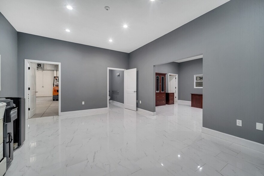 More Photos Of 560 Barry St, Orlando Warehouse For Sale