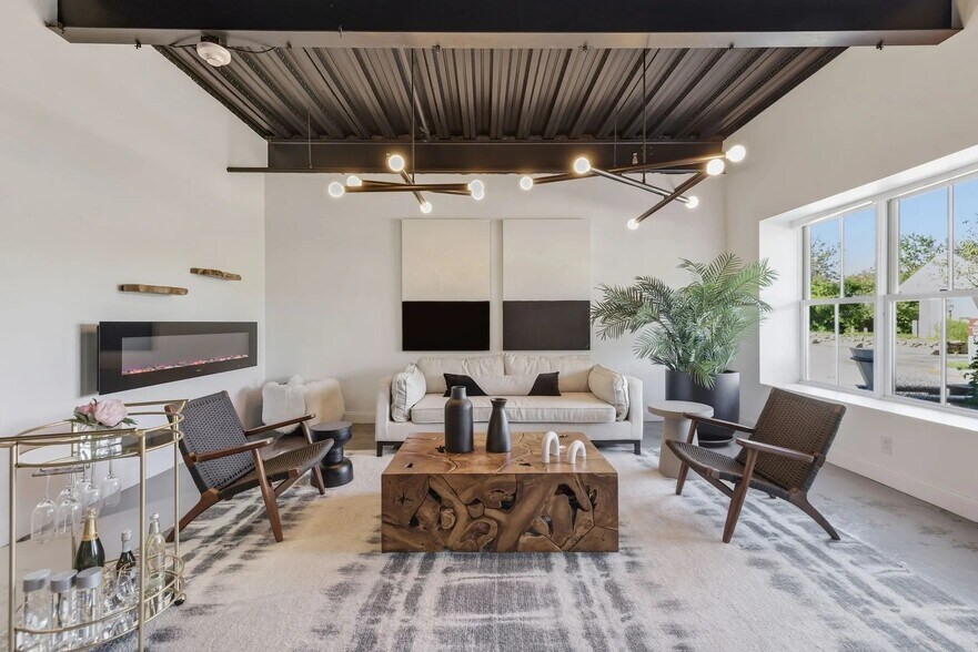 More Photos Of 1 Mariners Lndg, Edgartown Office For Sale