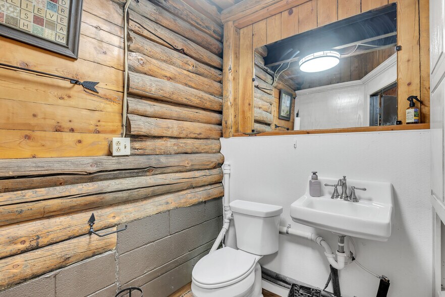 More Photos Of 1525 N Avenue D, Odessa Flex For Sale