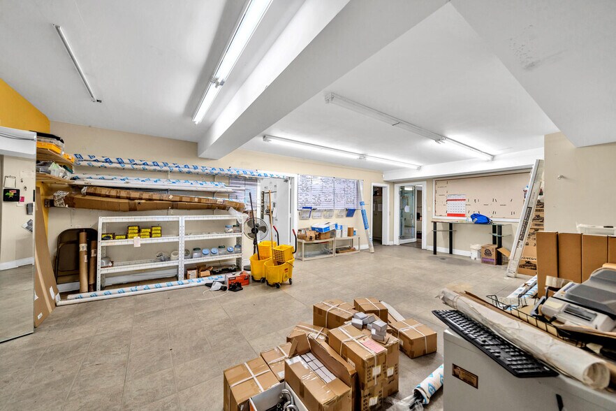 More Photos Of 639 Harbor Blvd, Destin Showroom For Lease