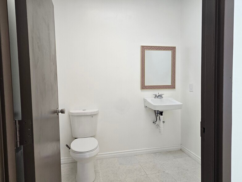 More Photos Of 9262 Culebra Rd, San Antonio Storefront Retail Office For Lease