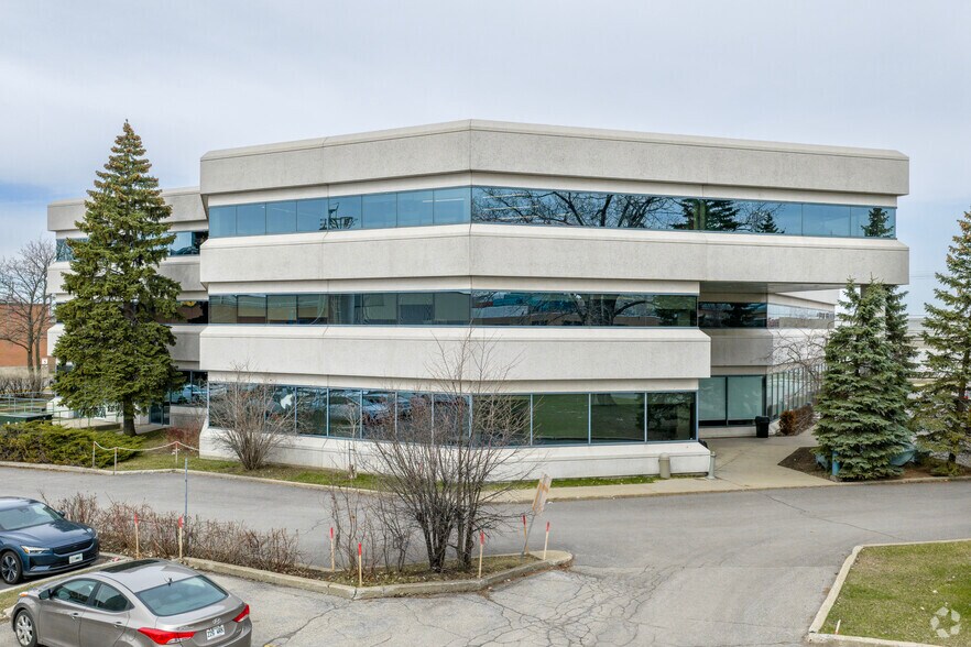 More Photos Of 5500 Av Royalmount, Mt Royal Office Residential For Lease