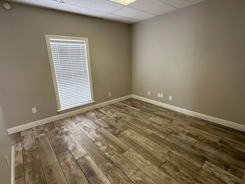 More Photos Of 1350 W Government St, Brandon Office For Lease