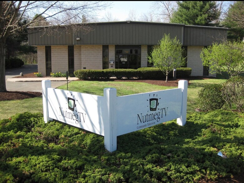 More Photos Of 9 Eastview Dr, Farmington Light Distribution For Sale