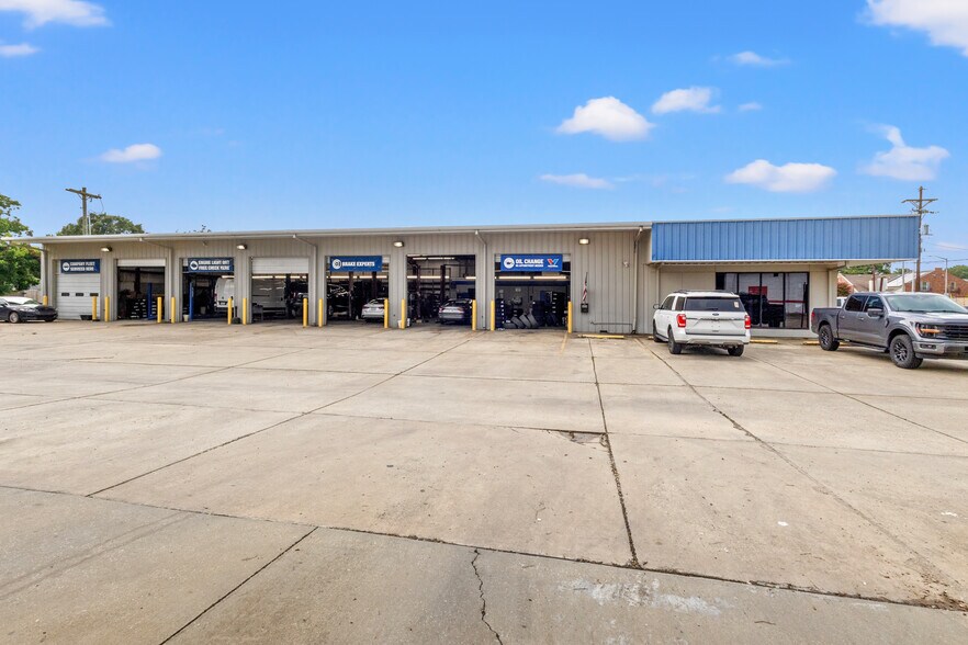 More Photos Of 4605 W Congress St, Lafayette Freestanding For Sale