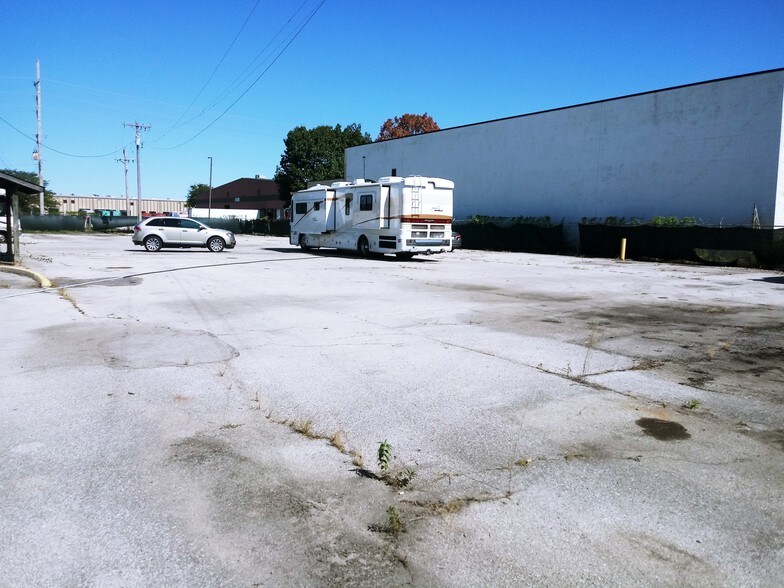 More Photos Of 8870 Frost Ave, Saint Louis Service For Lease