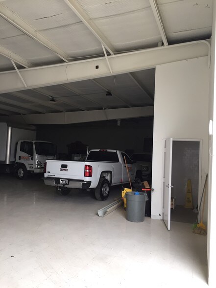 More Photos Of 11252 Goodnight Ln, Dallas Light Manufacturing For Sale