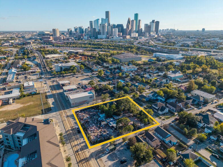 More Photos Of 2009 N Main St, Houston Land For Sale