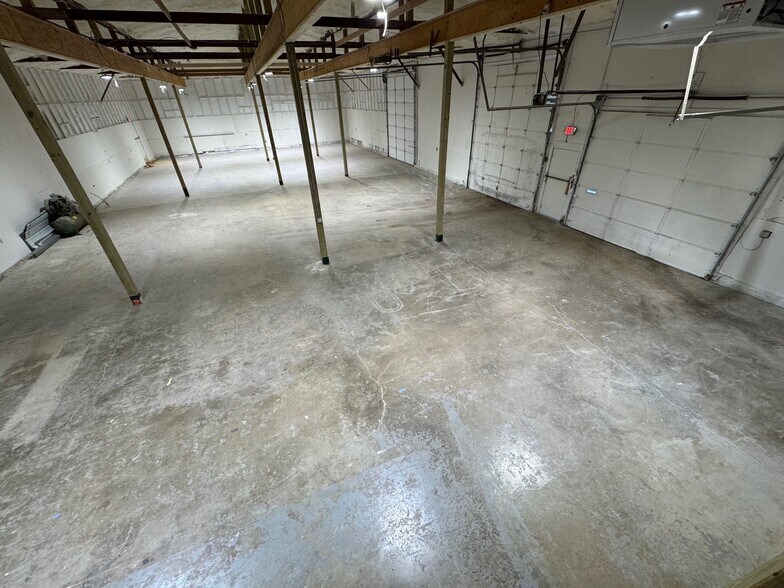 More Photos Of 415 S Kansas Ave, Olathe Warehouse For Lease