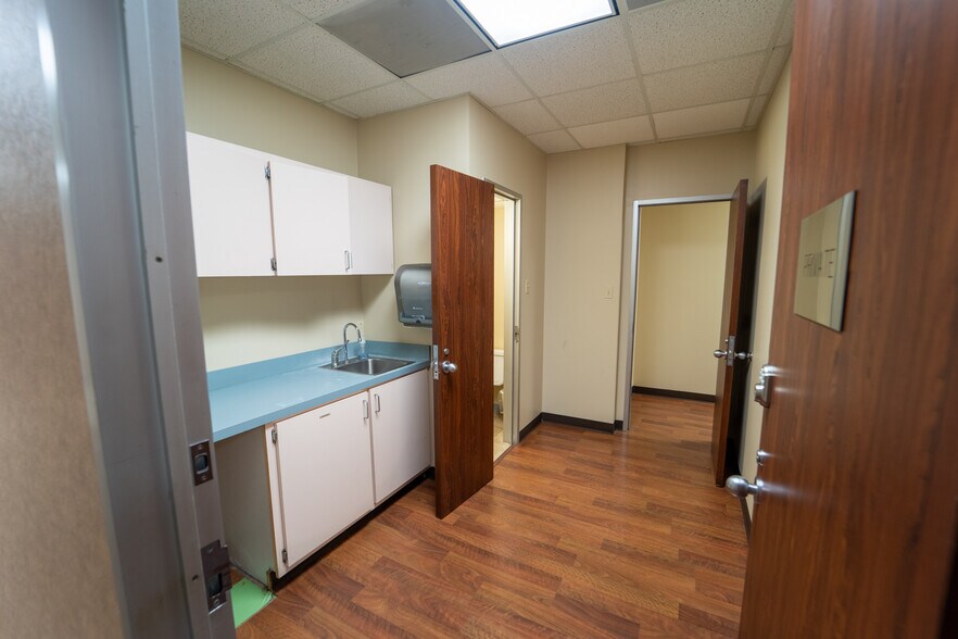 More Photos Of 115 Medical Dr, Victoria Medical For Sale