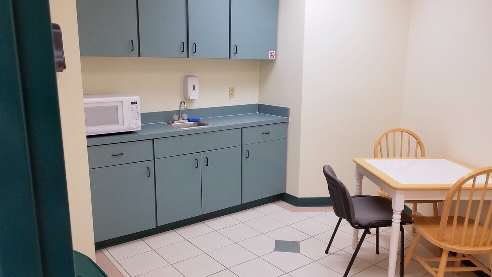 More Photos Of 7802 Kingspointe Pky, Orlando Office For Lease