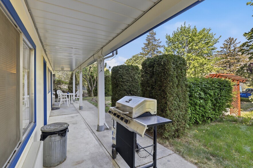 More Photos Of 7001 Savona Access Rd, Thompson-Nicola Hotel For Sale