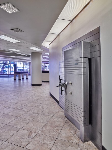 More Photos Of 1111 W Mockingbird Ln, Dallas Office For Lease