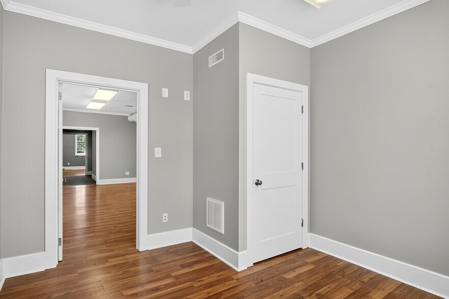 More Photos Of 115 E Market St, Warrenton Office For Lease